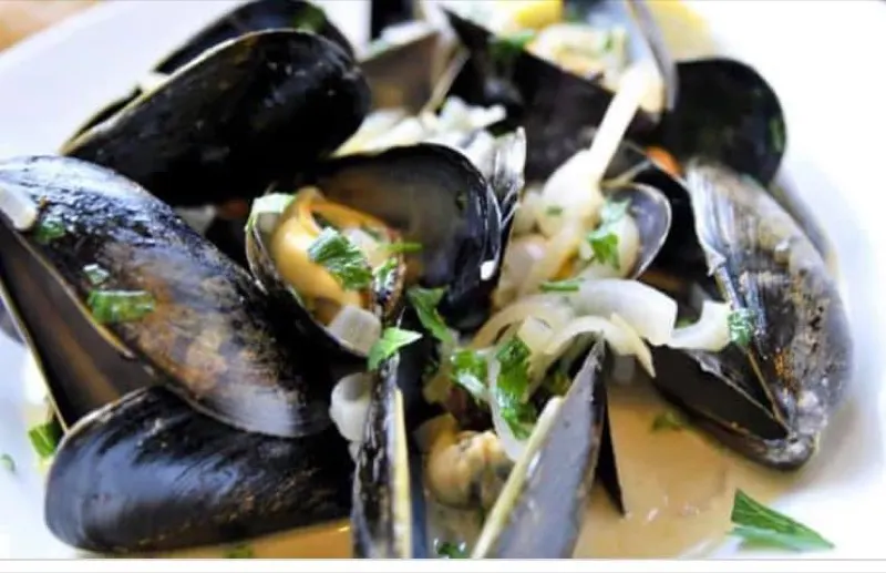 PEI mussels in white wine broth with herbs