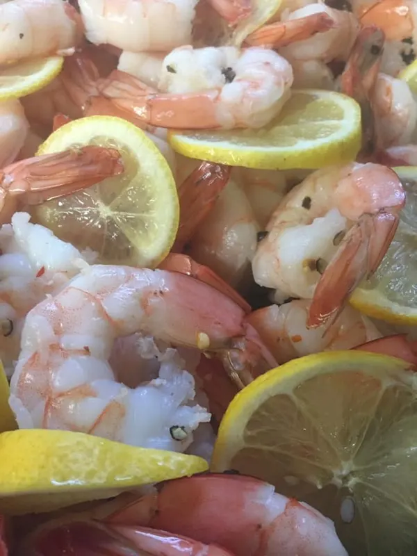 Scampi shrimp with fresh lemon slices